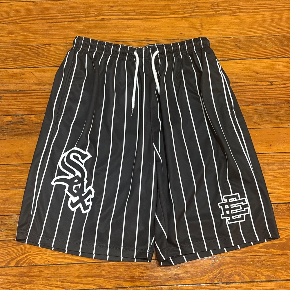 Eddie Bauer shorts size xl black white